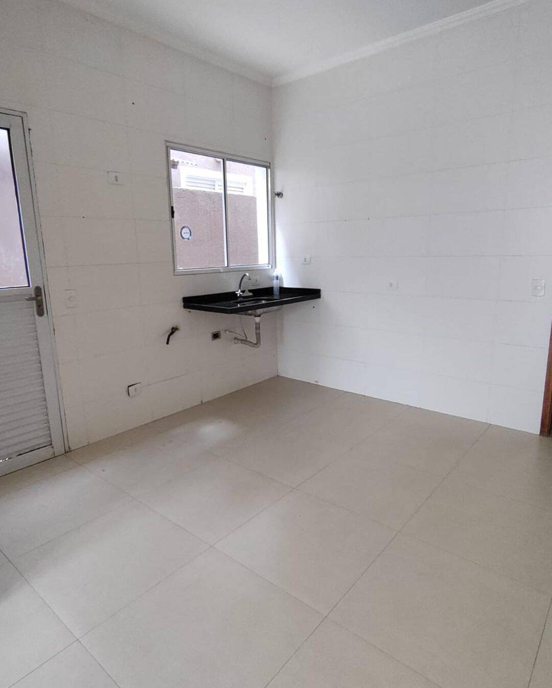 Casa à venda com 2 quartos, 60m² - Foto 4